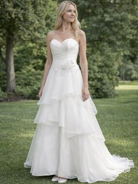 NWOT - Tiered Wedding Dress - Size 12